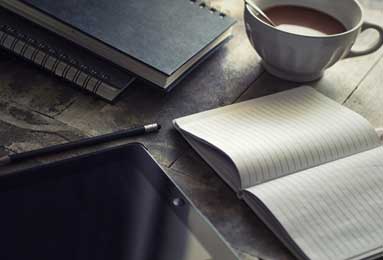 日本国脚竟拿战犯照片合影，英超球队道歉！日本政界人士：“高市早苗已不具备首相资格”